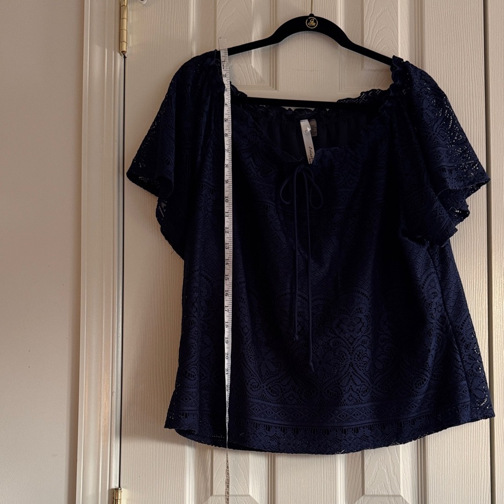 Collection Petite Lace Top – Size PXL - Picture 3 of 7